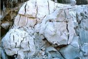Destruction de rochers par la btonamit