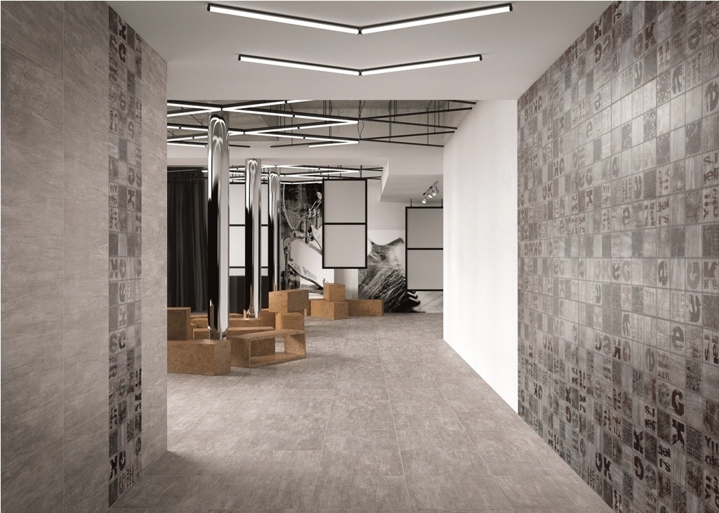 Bagno con muro in pietra: pareti con pietra a vista. una casa con ... Marmo di carrara bianco e grigio ceramiche santagostino